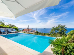 Villa Art Gallery - Six Bedroom Villa with Terrace and Swimming Pool